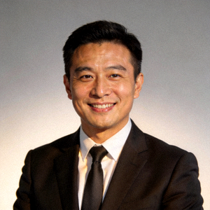 华体会CEO张伟先生身着正装微笑照片