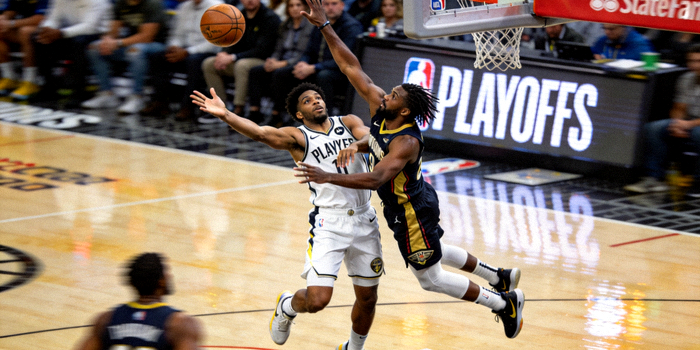 NBA季后赛关键卡位战激烈对抗瞬间，球员争抢篮板球