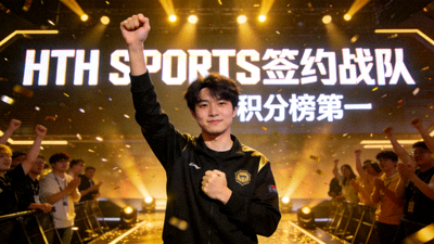 HTH SPORTS签约战队选手高举胜利手势，积分榜第一